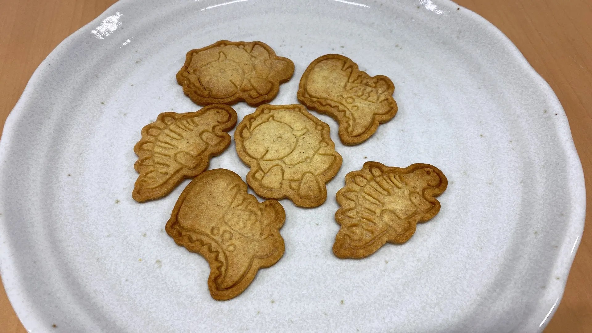 大麦粉を使った「大麦恐竜クッキー」